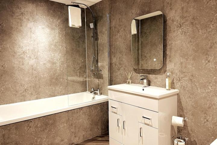 Lovely 3 Bedroom Apartment With Private Garden In Edinburgh City Centre Екстериор снимка